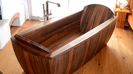 Holzbadewanne dunkel